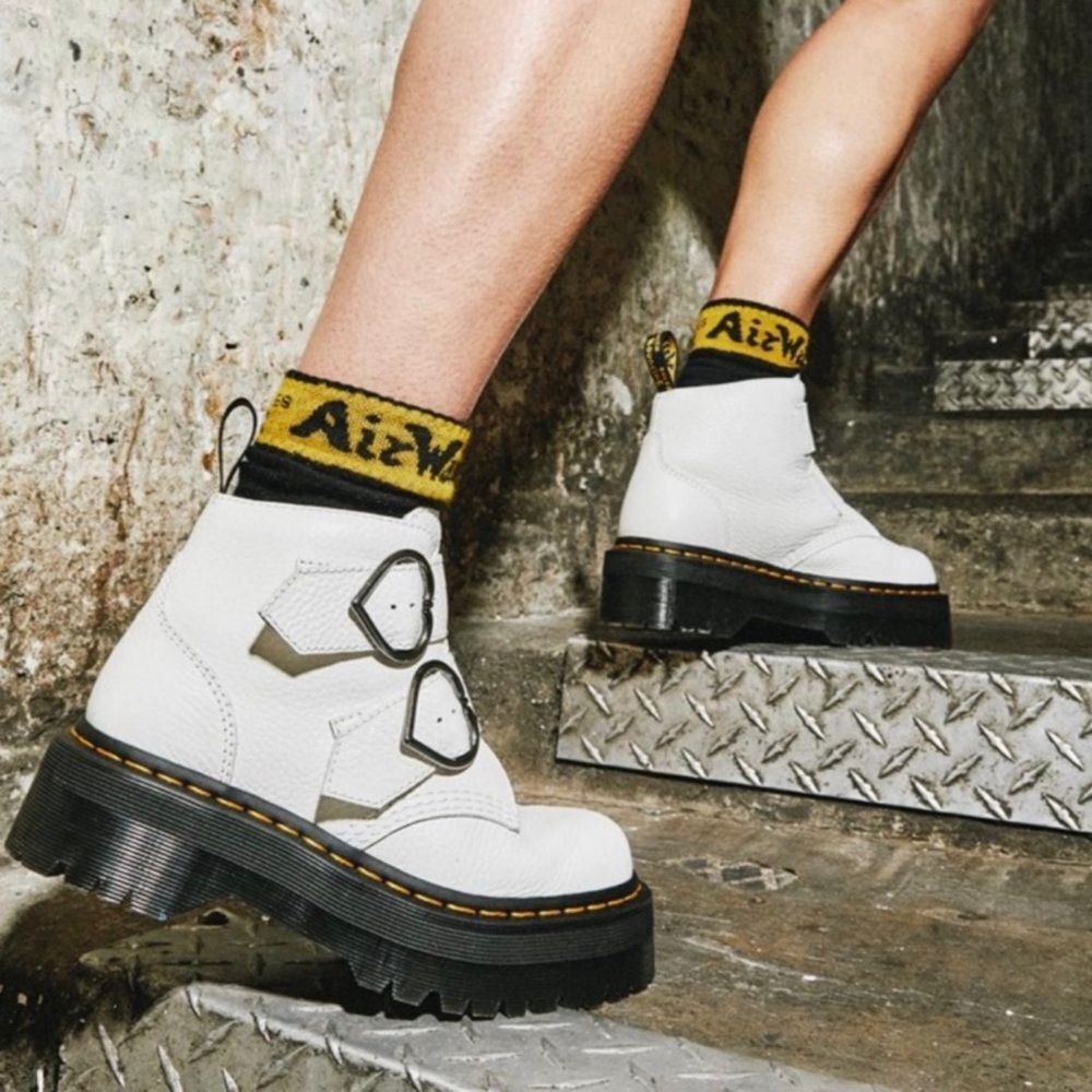 Dr.Martens Flower Platform Boots NEW!
Size 6